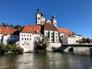 Fototapeta na wymiar Panorama der Stadt Steyr in Oberösterreich mit Brücke, Kirche und Fluß, Österreich