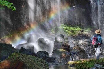 Fototapeta na wymiar 虹の滝のハイカー