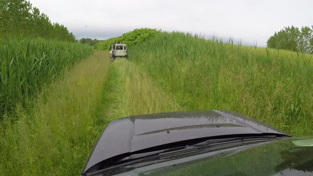 off-road camera-car su sterrato, campi e fango - seguiamo un LandRover Defender - a bordo di un Freelander 2 - zona Lomellina - Italia