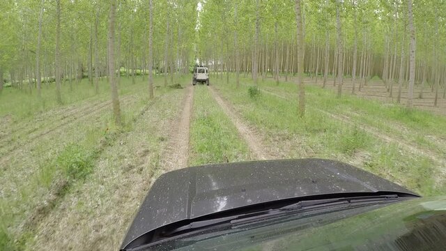 off-road camera-car su sterrato, campi e fango - seguiamo un LandRover Defender - a bordo di un Freelander 2 - zona Lomellina - Italia