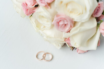 bridal bouquet with wedding rings, pink roses, bridal bouquet of roses