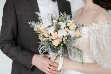 Obraz na płótnie Canvas winter bridal bouquet, bride and groom