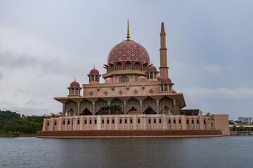 Fototapeta na wymiar The Putra Mosque (Malay: Masjid Putra) is the principal mosque of Putrajaya, Malaysia