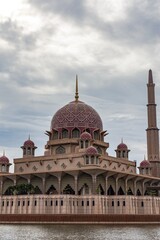 Fototapeta na wymiar The Putra Mosque (Malay: Masjid Putra) is the principal mosque of Putrajaya, Malaysia