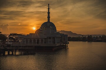 Obraz premium The floating mosque of Kuching and The Darul Hana Bridge during sunset