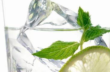 ﾐﾝﾄとﾗｲﾑで飾られたｶｸﾃﾙのアップ