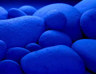 青く塗装された大小の石