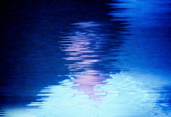 ｼﾞｬﾐﾝｸﾞを掛けられた青い服を着た人物のTV画面