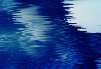 ｼﾞｬﾐﾝｸされたTV画面の青い人物