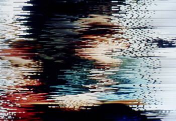 ｼﾞｬﾐﾝｸされたTV画面の中の男と子供