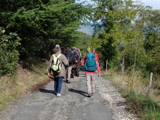 randonnée nature en montagne en groupe avec des gens