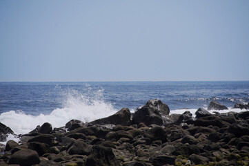 Fototapeta na wymiar 真鶴岬の岩場で砕ける波しぶき