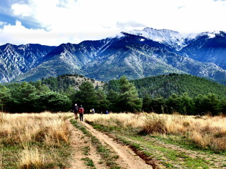 couple de randonneurs en montagne qui marchent sur un sentier