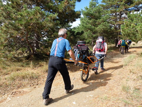 Randonn&eacute;e solidaire avec handicap en joelette sorte de fauteuil roulant pour aider un handicap&eacute; &agrave; aller dans la nature