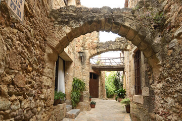arch of the old town of medieval village of Pals, Girona province, Catalonia, Spain