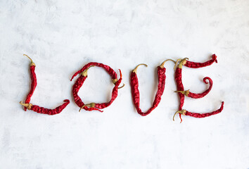 Pimientos rojos secos formando la palabra LOVE