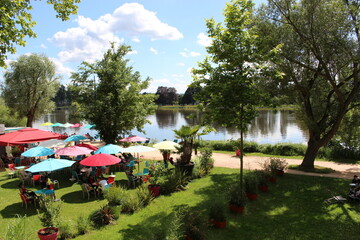 Rives de l'Allier à Vichy : parasols