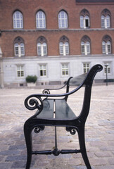 Fototapeta na wymiar オーデンセ市庁舎のベンチ
