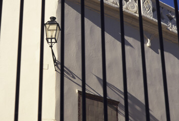 フェンスと白い壁