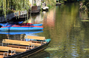 Obraz premium Holzkahn und Paddelboote im idyllischen Spreewald