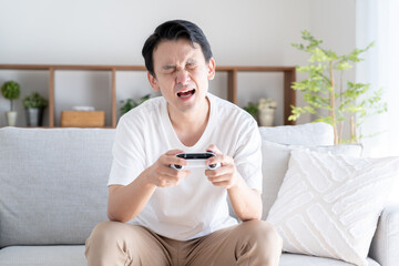 ゲームをするアジア人男性