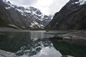 Valle glacial y lago de alta montaña