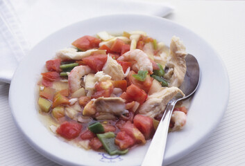 エビとトマトと魚の料理