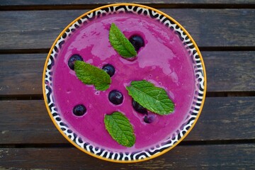 Obraz na płótnie Canvas purple berry smoothie bowl