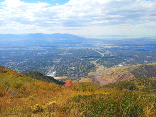 Obraz premium Downtown Salt Lake City and Oqquirh Mountains from the Wasatch foothills in early fall