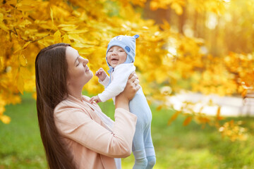 portraits of mom and baby in autumn park
