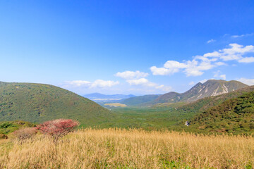 Fototapeta premium 牧ノ戸峠展望所から見た初秋のくじゅう連山 大分県玖珠郡 Kujuurenzan early autumn seen from Makinoto Observatory Ooita-ken Kusu-gun