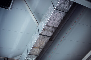 Air duct element on the ceiling