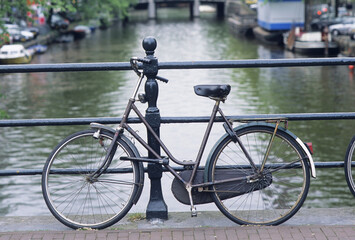 Fototapeta na wymiar 橋上の自転車