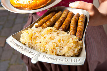 Deutschland, Stadt Nürnberg. Orginal Nürnberger Bratwürstchen mit Kraut.