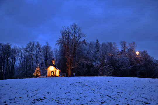 Die Kirchleitnkapelle und der Lockstein bei Berchtesgaden
zur Weihnachtszeit