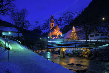 Die Kirche von Ramsau zur Weihnachtszeit zur blauen Stunde