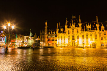 Naklejka na ściany i meble ベルギー　夜のブルージュ歴史地区のマルクト広場と州庁舎