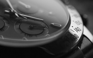 Detalle (close up) de la esfera de un reloj cronógrafo de muñeca (macro)