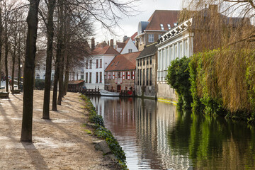 Fototapeta na wymiar ベルギー　ブルージュ歴史地区を流れるダイフェル運河横の並木道