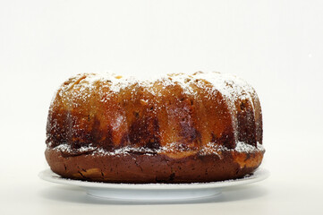 Gugelhupf, Topfkuchen, Sandkuchen freigestellt auf weißem Hintergrund