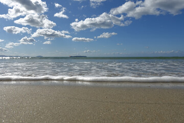 天気の良い福間海岸の波
