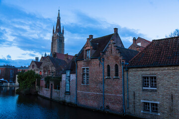 Naklejka premium ベルギー 夕暮れ時のブルージュ歴史地区の聖母教会