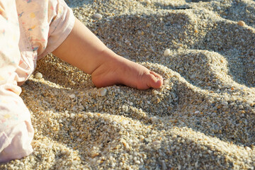 pied de bébé dans le sable 