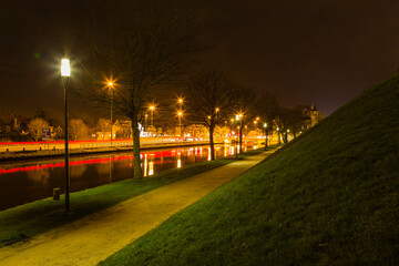 ベルギー　ブルージュの夜の運河沿い