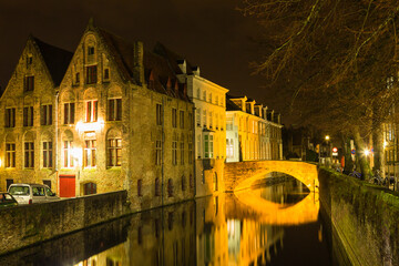Fototapeta na wymiar ベルギー　夜のブルージュ歴史地区のアウグスタイネン橋と運河