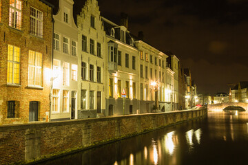 Fototapeta na wymiar ベルギー　ブルージュ歴史地区の運河と夜景