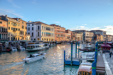 Obraz premium Scenic views down the Grand Canal from the Rialto Bridge as the sun sets