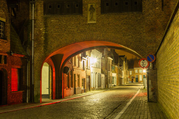 ベルギー　夜のブルージュ歴史地区の路地裏