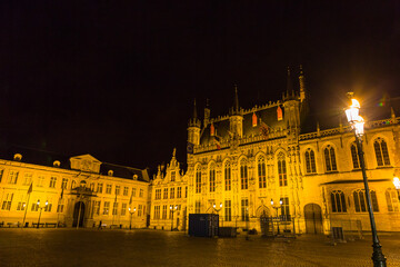ベルギー　夜のブルージュ歴史地区のブルグ広場と市庁舎