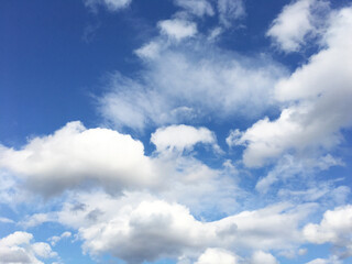 Obraz na płótnie Canvas 空と雲の青空背景